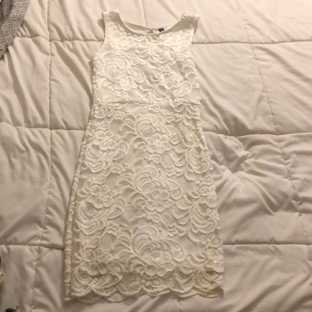 White Lace Formal Fitting Dress